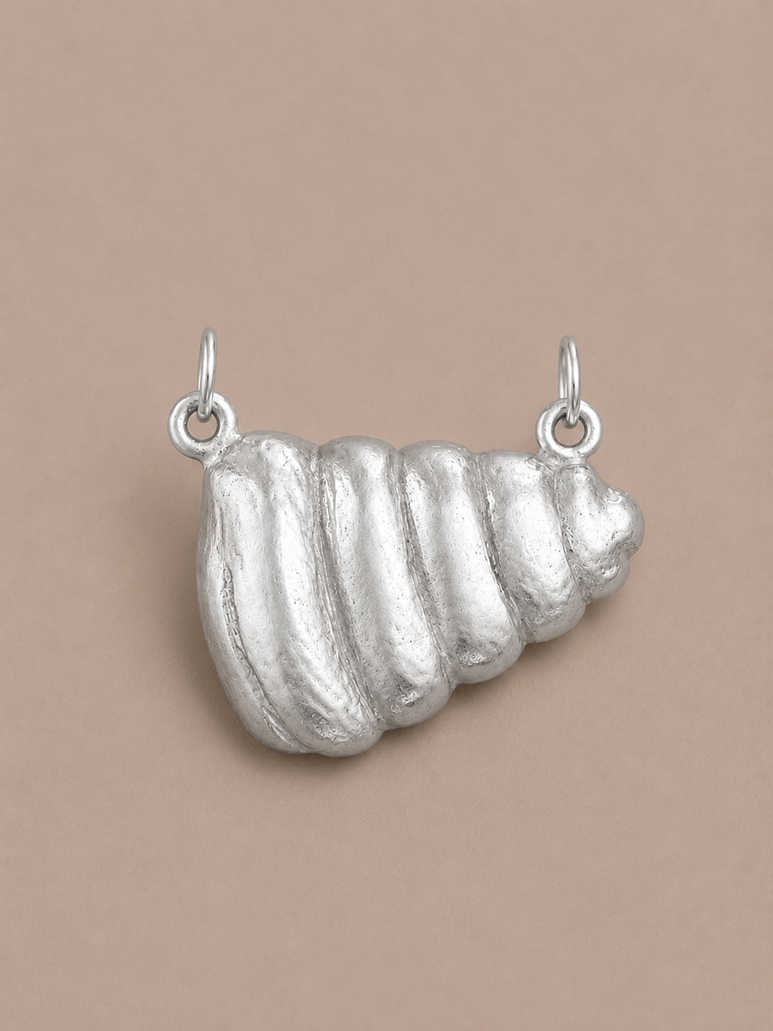 Mujer Shell Medallion