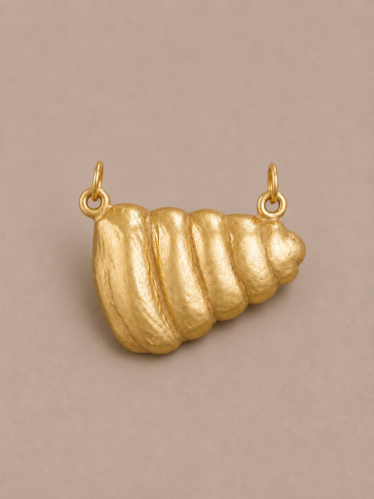Mujer Shell Medallion